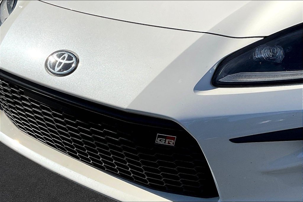 Used 2022 Toyota GR86 Premium w/ ALL Weather Mat Package (TMS) RWD image 27