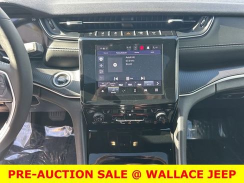 Used 2024 Jeep Grand Cherokee L Altitude AWD/4WD image 23