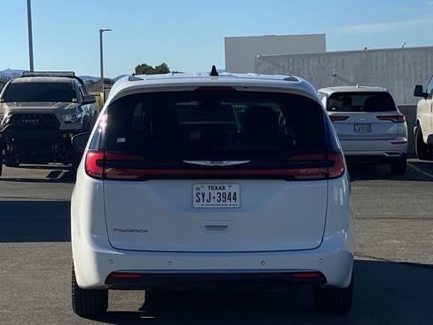 Used 2023 Chrysler Pacifica Touring-L image 14