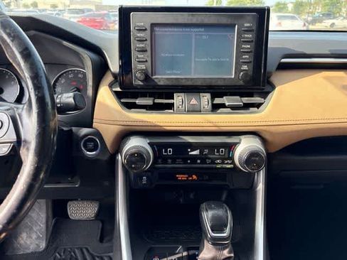 Used 2019 Toyota RAV4 XLE Premium FWD image 20