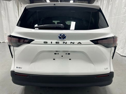 Used 2025 Toyota Sienna LE image 6
