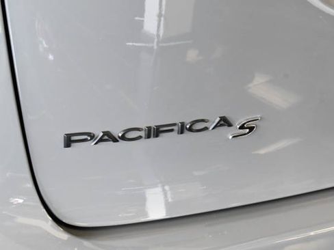 Used 2022 Chrysler Pacifica Touring-L w/ S Appearance Package FWD image 15