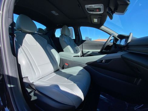 Used 2025 Hyundai Elantra Limited image 36