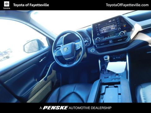 Used 2021 Toyota Highlander XLE image 3