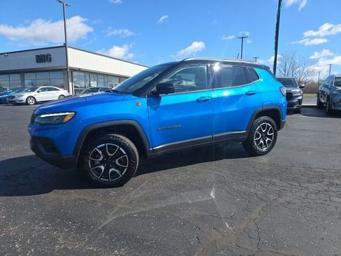 Used 2025 Jeep Compass Trailhawk w/ Trailhawk Elite Group image 3