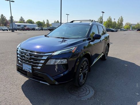 Used 2025 Nissan Rogue Platinum AWD/4WD image 3