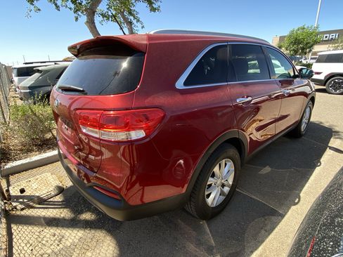 Used 2016 Kia Sorento LX image 2