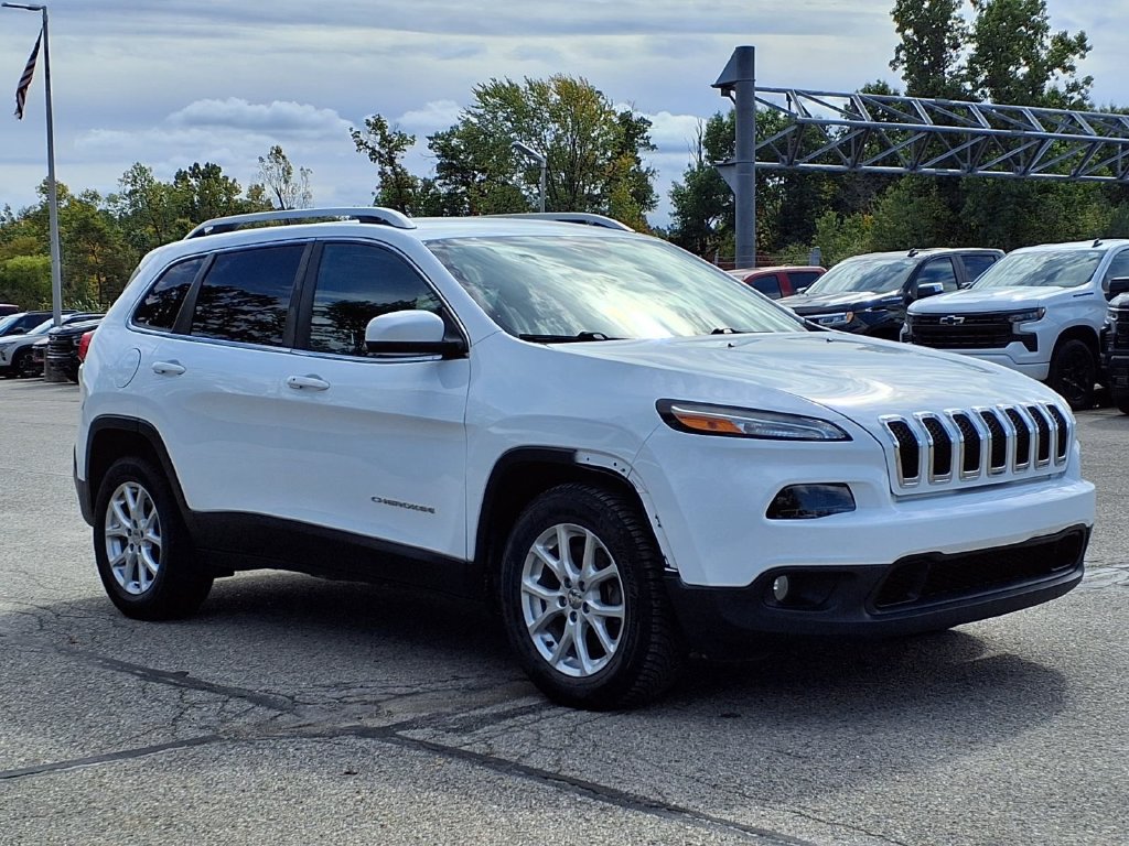 Used 2018 Jeep Cherokee Latitude Plus FWD image 3