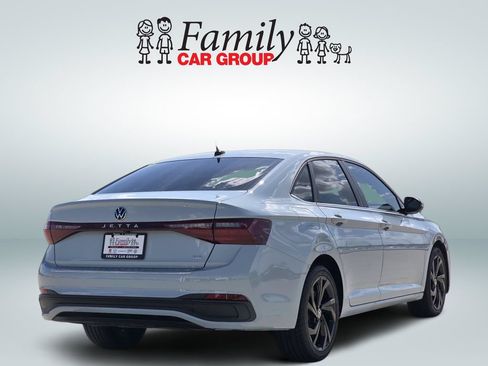 Used 2025 Volkswagen Jetta SE w/ Sunroof Package FWD image 4