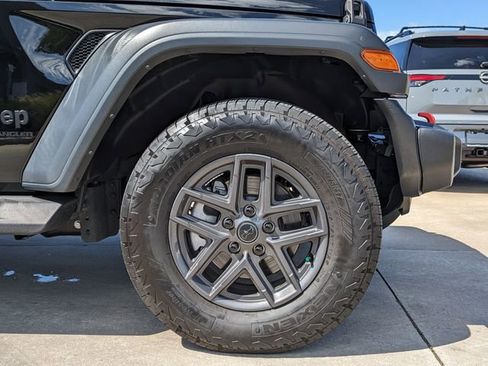 Used 2024 Jeep Wrangler Unlimited Sport AWD/4WD image 12