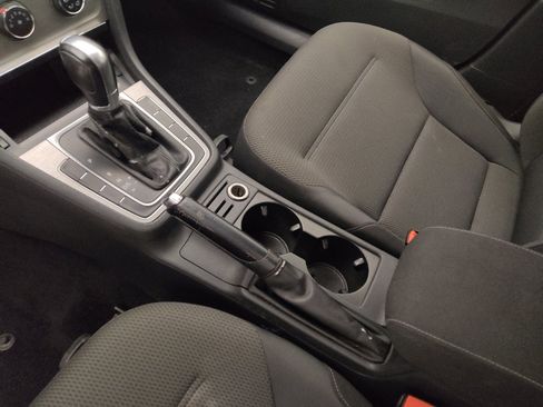 Used 2017 Volkswagen Golf S image 26