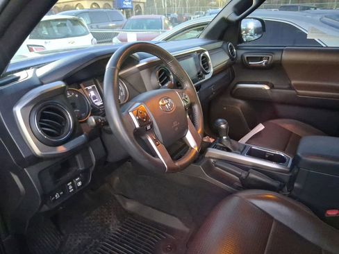 Used 2017 Toyota Tacoma Limited w/ Tow Package image 5