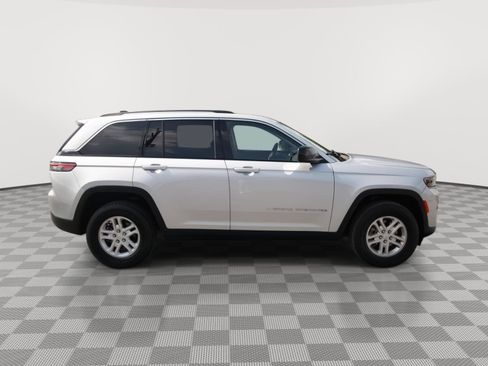 Used 2023 Jeep Grand Cherokee Laredo image 3