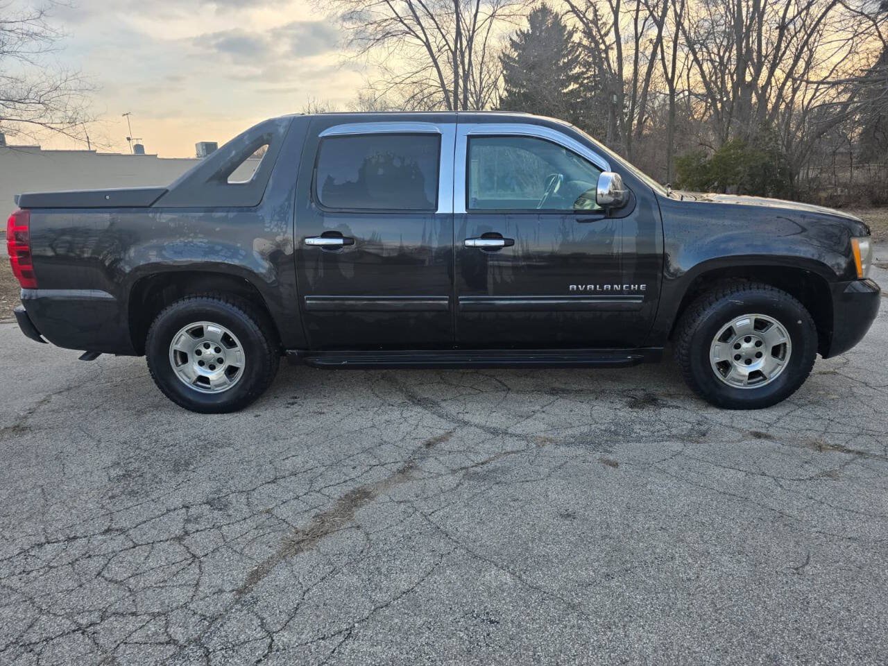 Used 2010 Chevrolet Avalanche LS AWD/4WD image 4
