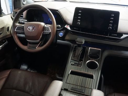 Used 2024 Toyota Sienna Platinum image 30