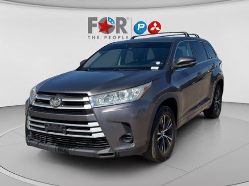 Used 2018 Toyota Highlander LE FWD image 1