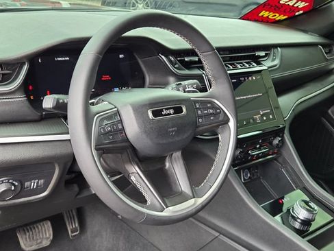 Used 2025 Jeep Grand Cherokee Laredo X w/ Luxury Tech Group I AWD/4WD image 18