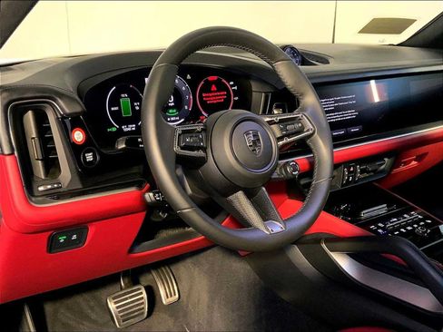 Certified 2025 Porsche Cayenne Turbo AWD/4WD image 4
