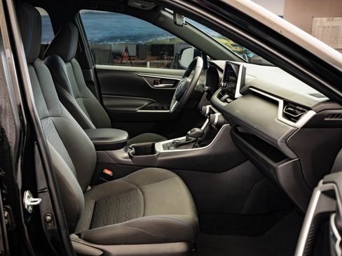 Used 2023 Toyota RAV4 SE image 18