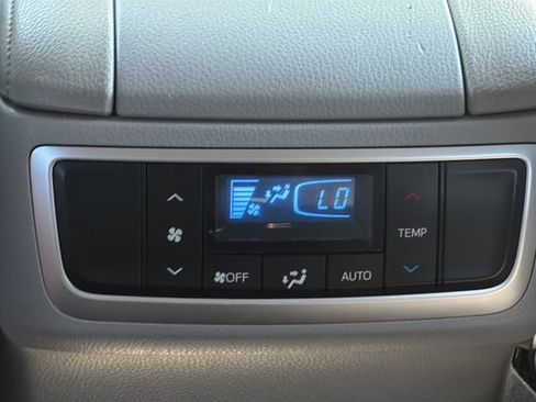 Used 2019 Toyota Highlander XLE AWD/4WD image 22