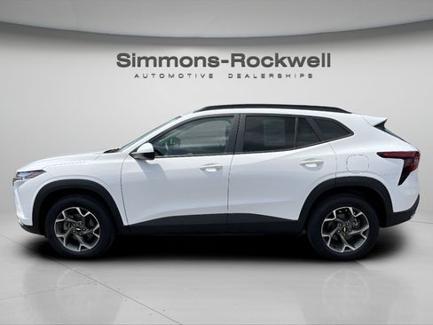 Used 2025 Chevrolet Trax LT w/ LT Convenience Package FWD image 2