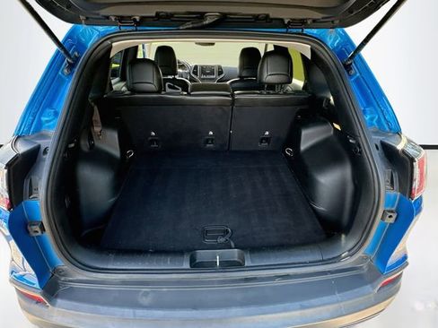 Used 2019 Jeep Cherokee Trailhawk AWD/4WD image 26