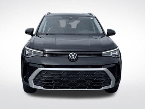 Used 2025 Volkswagen Taos SE AWD/4WD image 2