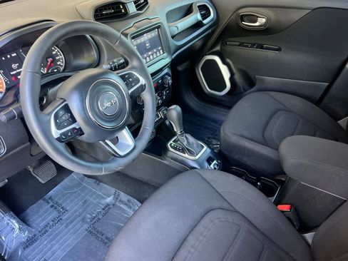 Used 2018 Jeep Renegade Latitude FWD image 11