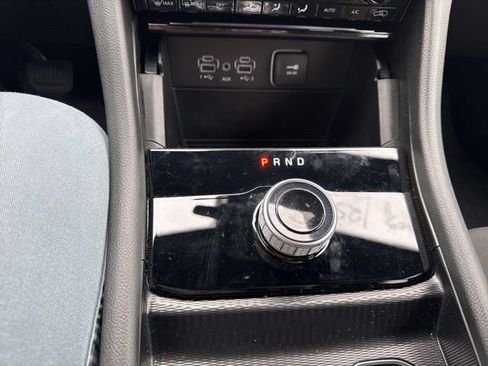 Used 2025 Jeep Grand Cherokee Laredo image 20