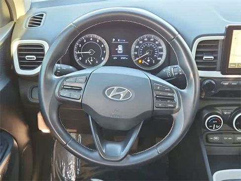 Used 2022 Hyundai Venue Limited image 21