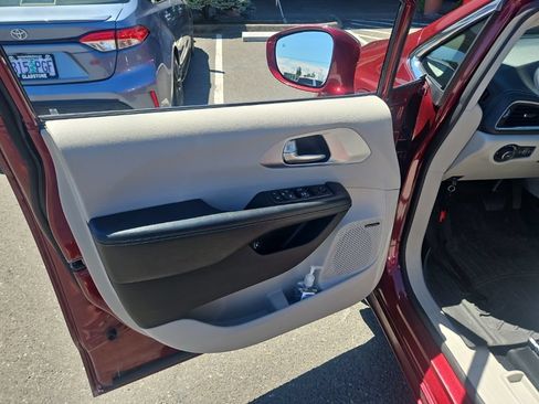 Used 2018 Chrysler Pacifica Limited FWD image 3
