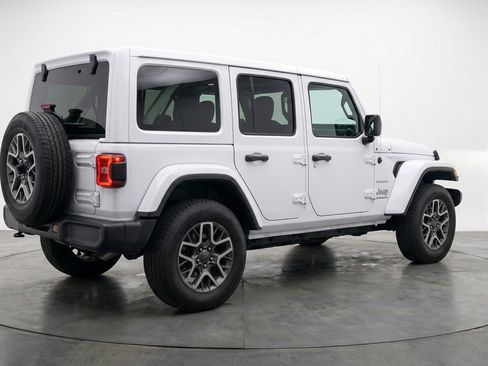 Used 2025 Jeep Wrangler Sahara image 9