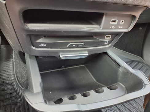 Used 2017 Chrysler Pacifica Limited w/ UConnect Theater Package FWD image 11
