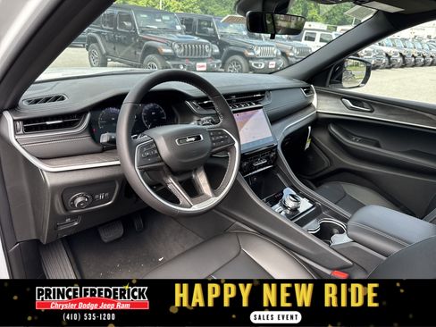 New 2025 Jeep Grand Cherokee L Limited w/ Black Appearance Package image 10