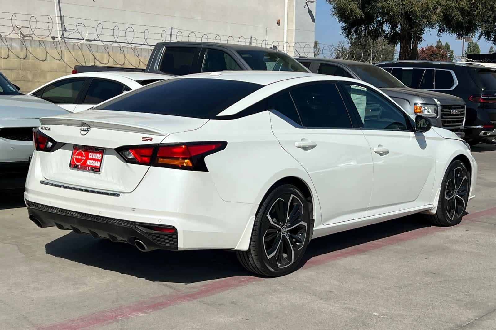 Used 2023 Nissan Altima 2.5 SR w/ SR Premium Package FWD image 3