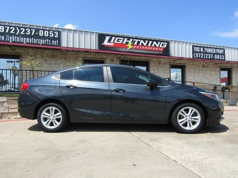 Used 2017 Chevrolet Cruze LT FWD image 5