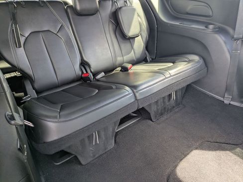 Used 2025 Chrysler Pacifica Select image 26