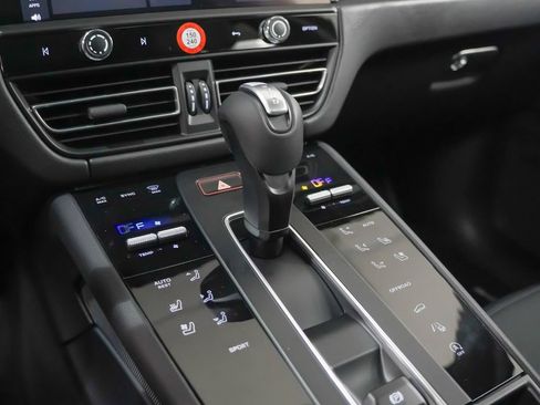 Certified 2026 Porsche Macan AWD/4WD image 33