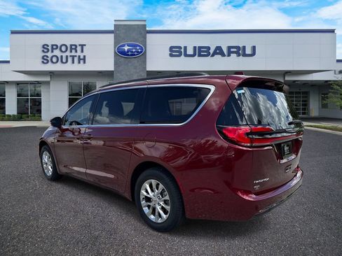 Used 2022 Chrysler Pacifica Touring-L w/ Uconnect Theater Family Group AWD/4WD image 5