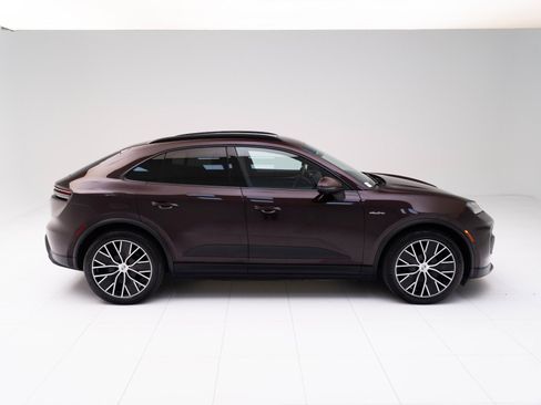 Certified 2025 Porsche Macan Electric image 8