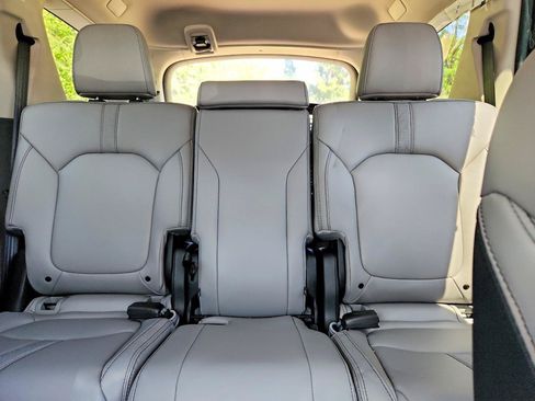 Used 2025 Honda Pilot Touring image 7