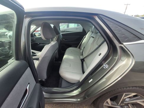 Used 2025 Hyundai Elantra Limited image 13