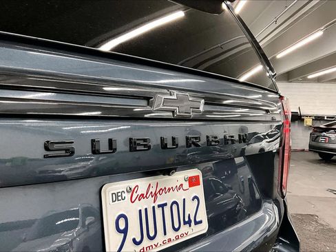 Used 2021 Chevrolet Suburban Z71 w/ Z71 Signature Package image 9