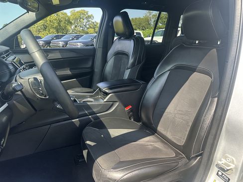 Used 2024 Jeep Grand Cherokee Altitude RWD image 17