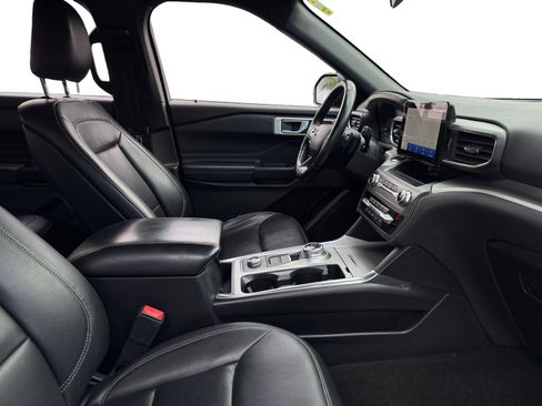 Used 2020 Ford Explorer XLT w/ Equipment Group 202A image 14