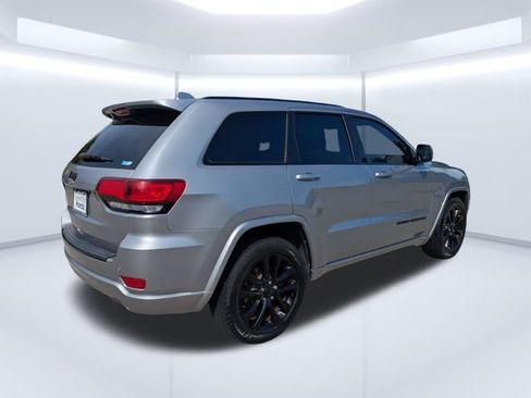 Used 2018 Jeep Grand Cherokee Altitude RWD image 4