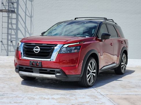 Used 2025 Nissan Pathfinder Platinum w/ Cargo Package FWD image 4