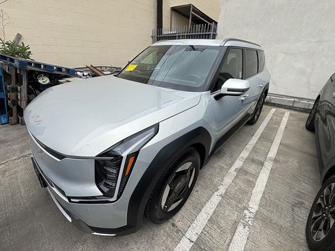 Used 2024 Kia EV9 Wind AWD/4WD image 2