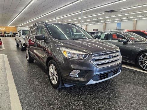 Used 2018 Ford Escape SE w/ Ford Safe & Smart Package FWD image 4