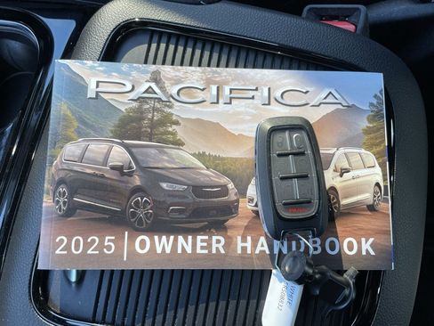 Used 2025 Chrysler Pacifica Limited image 46